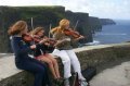 p0002879 Jovenes locales, actuando en los Acantilados de Moher