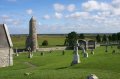 p0002944 Vista de la pradera de Clonmacnoise, con el Templo Finghin y el Podio del Papa