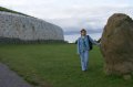 p0002968 Yolanda junto a uno de los menhires que rodean el monumento de Newgrange