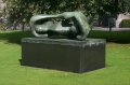 p0003226 Una obra de Henry Moore, en el campus del Trinity College