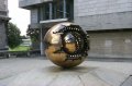 p0003227 Esfera dentro de una Esfera, una obra de Arnaldo Pomodoro, en el interior del Trinity College