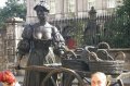 p0003233 Estatua de Molly Malone, heroina local, en el centro de Dublin