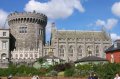 p0003285 El Castillo de Dublin est formado por un grupo de edificios que tienen poco que ver unos con otros. En la foto, la Record Tower y la iglesia de la Santisima Trinidad.