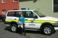 p0003287 Junto a un coche de policia