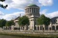 p0003296 Four Courts, junto al rio.