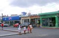 p0002334 Una familia tpica en una calle tpica