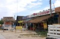 p0002256 Algunas de las tiendas y restaurantes cercanos a la estacin de autobuses de Tulum pueblo