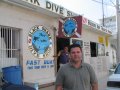 img_0236 En la puerta del Dive Center que puso la barca para la inmersion de Cozumel
