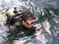 buceo-05 Ya equipado y en el agua, a punto de comenzar esta excitante inmersin, que de forma totalmente vertical nos lleva a una profundidad de 52 metros, atravesando a 30 metros una capa de cido tnico que produce curiosos efectos visuales