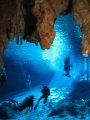 buceo-08 Esta es la vista de la laguna de cenote, mientras acaban de entrar el resto de compaeros. Las luminescencias que se filtran desde la selva son absolutamente hipnticas
