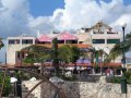 viaje-hotel-06 En Playa del Carmen, algunos edificios an muestran signos de la destruccin del Huracn Wilma, que haca pocas semanas haba barrido toda la costa hasta Cancn