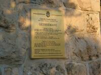 Placa que describe que en este lugar, Jesucristo rezo antes de la Pasin