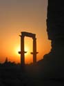El sol aparece por detras de algunas de las columnas