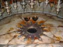 Una estrella de plata en el suelo marca el lugar del nacimiento de Jesucristo, frente al pesebre. 