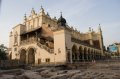cracovia-12 Mercado de Telas, en el centro de la Plaza del Mercado, junto a las excavaciones que estn revelando los orgenes de la ciudad