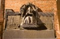 cracovia-23 Monumento a Juan Pablo II, en la fachada de la Iglesia de Santa Maria, en Cracovia