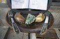 varsovia-71 Unos Pierogi de bronce se exhiben en el exterior de un restaurante de la calle Krakowskie Przedmiescie