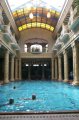 p0001590 Piscina principal del Hotel Gellert, con columnas de marmol y vistosos mosaicos.