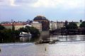p0001111 Vista del rio Moldava desde el Puente de Carlos IV (Karluv Most), con el Teatro Nacional (Narodni Divadlo), en la Ciudad Nueva (Nove Mesto).