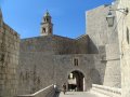 dubrovnik-22 La muralla rodea toda la ciudad. Se extiende por ms de 2 km de longitud, en algunas partes llega a alcanzar 25 m de altura, tiene 2 torres redondas y 14 torres cuadradas, adems de 2 fortificaciones que hacen esquina y una gran fortaleza.