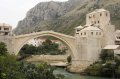 mostar-01 El famoso puente de Mostar (Stari Most), un smbolo de la reconstruccin del pas, y de los mejores propositos de entendimiento entre las comunidades musulmana, serbia y croata, que poco a poco, timidamente comienzan a superar las heridas de la reciente guerra de los Balcanes.