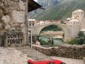 mostar-02 La destruccin del puente de Mostar (Stari Most) en 1993 por parte del ejercito Croata, lo convirti en un smbolo del conflicto que entre 1992 y 1995 se llev por delante ms de 200.000 vidas en la regin. La reconstruccin del puente, declarado Patrimonio de la Humanidad, en el ao 2004, devolvi cinco siglos de historia y las esperanzas de una incierta reconciliacin.