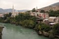 mostar-03 Vista del rio Neretva desde lo alto del puente de Mostar (Stari Most), con las mezquitas del barrio musulmn al fondo.