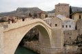 mostar-04 La reconstruccin del puente, declarado Patrimonio de la Humanidad, en el ao 2004, devolvi cinco siglos de historia y la esperanza de una dificil reconciliacin. Una de las atracciones del lugar, en la actualidad, son los jovenes saltadores, que intentan captar la atencin de los turistas para, a cambio de una pequea propina, mostrarles sus habilidades en el salto sobre el rio.