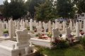 mostar-05 Una de las cosas que ms impacta al llegar a Mostar, es que la mayor parte de sus jardines pblicos han sido reconvertidos en cementerios, especialmente en el barrio musulmn.