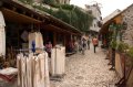 mostar-09 Un pequeo bazar ofrece souvenirs a los pocos turistas que se acercan hasta aqu.