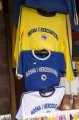 mostar-10 Los smbolos de afirmacin nacionalistas, como las camisetas de la seleccin bosnia, o las banderas croatas, aparecen de forma preminente en esta zona.
