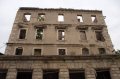 mostar-13 Los daos de artillera estn presentes en bellos edificios que an esperan su turno en las tareas de reconstruccin, sumidos en una inquietante, y a la vez atrayente, decadencia.