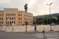 mostar-14 La Plaza de Espaa, en la zona moderna de Mostar, recuerda, con un sencillo monumento, a los soldados espaoles fallecidos en labores humanitarias en la zona. El monumento acompaa al gimnasio de la ciudad, otro soberbio edificio reconstruido gracias a la ayuda de la comunidad internacional.