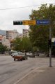 mostar-15 En la parte moderna de la ciudad, se respira un ambiente de total normalidad, con montones de ruidosos universitarios inundando los bares y cafes de la zona. A nosotros, una seal que indica el camino a la cercana Sarajevo, nos evoca algunos recuerdos: el terrible asedio de la ciudad, el smbolo del terror en la Europa del final del siglo XX. Como fans de U2 tampoco podemos olvidar el lugar donde tocaron, probablemente, el concierto ms emotivo de su carrera: Popmart Sarajevo. Aun resuenan los gritos de Bono aquella noche: Fuck the past, Kiss the future... Viva Sarajevo !!!