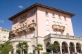 opatija-4 Uno de los lujosos hoteles que han surgido en Opatija, que ha encontrado su desarrollo en el turismo, convirtiendo el lugar en el una especie de Montecarlo de la Dalmacia.