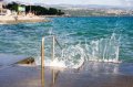 opatija-7 Las olas chocan con fuerza contra la escalera instalada en las rocas de las costa, muy apreciadas por los baistas para acceder al agua.
