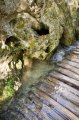 plitvice-17 Los senderos que recorren en parque, protegidos por estructuras de madera, comienzan a inundarse a principios de otoo, y el trnsito por los mismos se hace a veces un poco dificil si uno no se anda con cuidado.