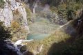 plitvice-21 Alguno de los saltos produce tanto vapor de agua en el ambiente que es facil observar arco iris como el capturado en la foto.
