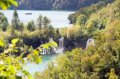 plitvice-30 Vista general desde la colina de dos de los lagos, separados por un salto de agua. Se puede apreciar el importante desnivel que existe entre ambos.