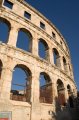 pula-08 Las dos primeras plantas del anfiteatro tienen 72 arcos y la tercera planta dispone de 64 ventanas rectangulares.
