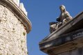 rijeka-12 Una estatua humana adorna el capitel de uno de los edificios del Castillo de Trsat.