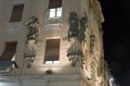split-19 Interesante detalle de la fachada de un edificio, donde dos estatuas se tapan horrorizadas los oidos, reclamando un poco de tranquilidad.