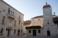 trogir-02 Torre del Reloj y el Ayuntamiento en la Plaza de Juan Pablo II.