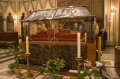 zagreb-35 La catedral contiene varias criptas de obispos e importantes personalidades de la historia croata, sta detrs del altar mayor es la del cardenal Alojzije Stepinac.