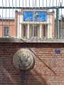img_1607 En el exterior de lo que ahora es la sede del servicio de inteligencia iran, se pueden observar los vilipendiados smbolos de sus anteriores propietarios