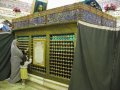 img_1614 Muchas de las mezquitas del pas contienen mausoleos de personas notables del Islam, donde normalmente el acceso est dividido entre hombres y mujeres: este es el lateral de las mujeres