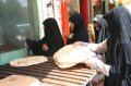 img_1740 Las mujeres se afanan en comprar el 'nan' (pan) en las fabricas a pie de calle