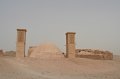 img_1951 Ruinas de asentamiento zoroastra en las afueras de Yazd. Estos edificios en forma oval con torres de viento, se utilizan como algibes que conservan el agua fresca en medio del desierto
