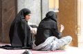 img_1304 Dos mujeres con el atuendo tpico de la Hijab, descansan junto al mausoleo del Shah-e Cheragh en Shiraz
