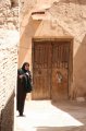 img_1739 Una mujer se asoma tras una esquina en la ciudad de adobe de Yazd